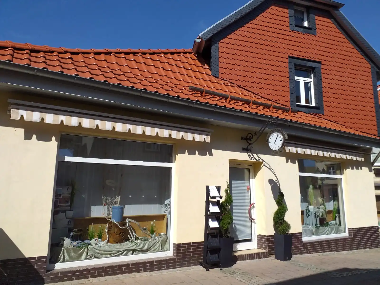 Eine Außenansicht der Geschäftsstelle in Ilsenburg es sind beide Schaufenster mit Ihrer Dekoration zu sehen